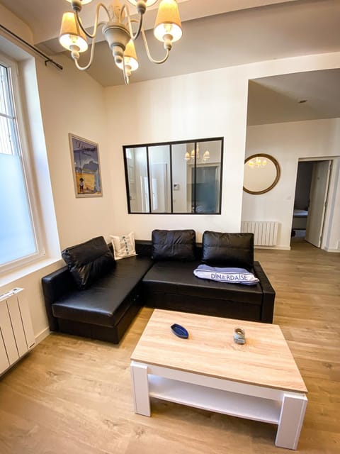 APT bord de Mer, hypercentre Dinard, Parking prive Apartment in Dinard