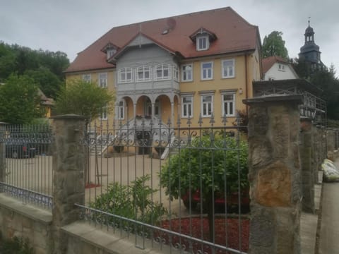 Nearby landmark, Facade/entrance