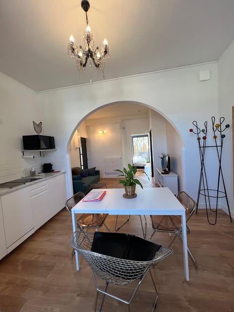 Kitchen or kitchenette, Dining area