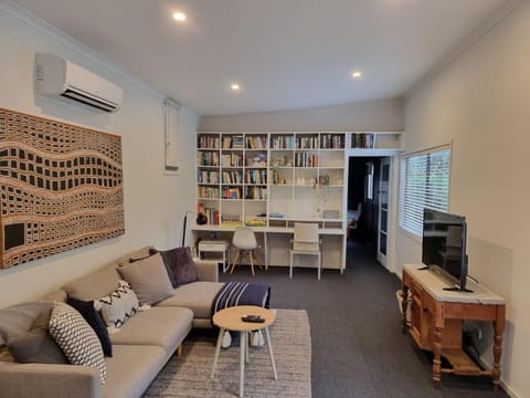 TV and multimedia, Living room, Seating area, air conditioner