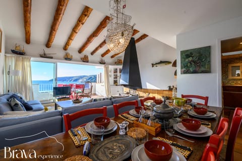 Balcony/Terrace, Balcony/Terrace, Living room, Food and drinks, Seating area, Dining area, Food, Sea view, Drinks, fireplace