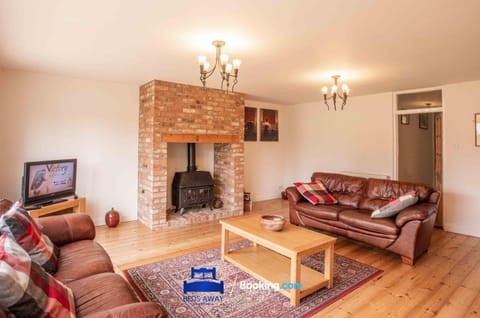 TV and multimedia, Living room, Seating area, flat iron