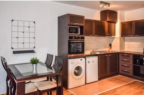 Kitchen or kitchenette, Dining area, minibar, pet friendly, washing machine