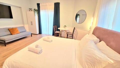 Bed, TV and multimedia, Seating area, Bedroom
