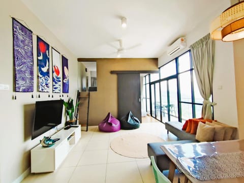 Communal lounge/ TV room, TV and multimedia, Living room, Seating area, air conditioner