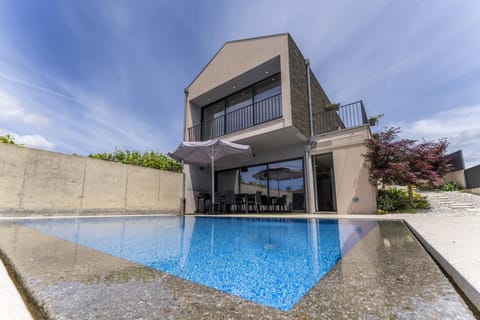 Property building, Facade/entrance, Off site