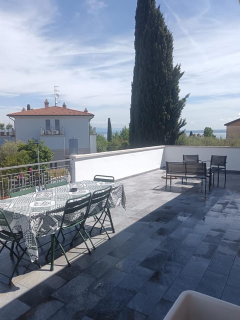 CASA ROSY SIRMIONE - Appartamento con terrazza a 2 passi dal lago Apartment in Sirmione