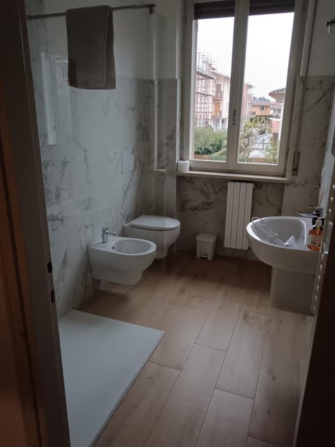 CASA ROSY SIRMIONE - Appartamento con terrazza a 2 passi dal lago Apartment in Sirmione