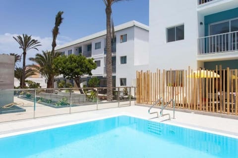 Swimming pool, sunbed
