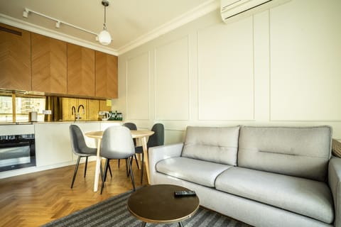 Kitchen or kitchenette, Living room, Seating area, Dining area