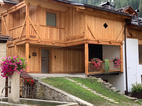 Camelot Luxury Houses Horses Apartment in Pellizzano