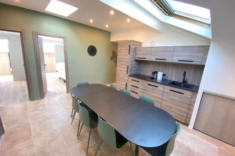 Coffee/tea facilities, Kitchen or kitchenette, Dining area, stove