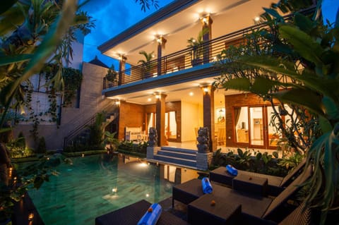 Property building, Night, Garden, Garden view, Pool view, Swimming pool, sunbed