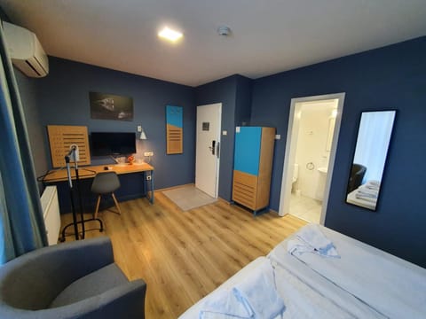 TV and multimedia, Photo of the whole room, Bedroom