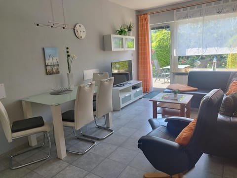 TV and multimedia, Living room, Seating area, Dining area
