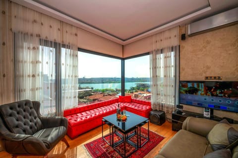 View (from property/room), Balcony/Terrace, Living room, Seating area, Landmark view, Mountain view, Sea view, Street view, Quiet street view