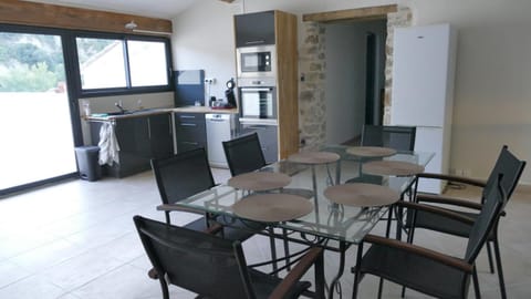 Coffee/tea facilities, Kitchen or kitchenette, Dining area