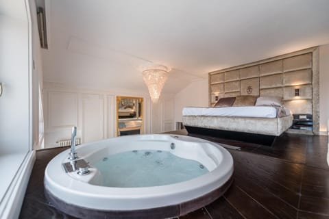Hot Tub, Bedroom