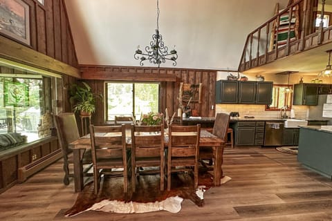 Gorgeous Riverfront Retreat House in South Fork