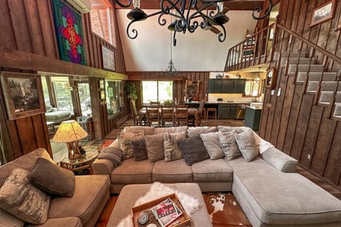 Gorgeous Riverfront Retreat House in South Fork