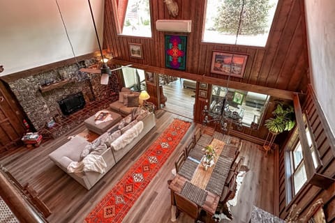 Gorgeous Riverfront Retreat House in South Fork