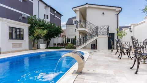 Property building, Patio, Restaurant/places to eat, Day, Garden, View (from property/room), Balcony/Terrace, Garden view, Pool view, Area and facilities, Swimming pool, Swimming pool, Breakfast, sunbed