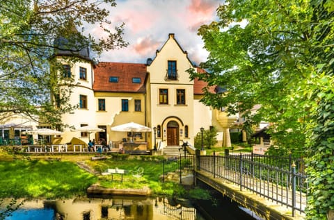 Property building, Restaurant/places to eat, Spring, Garden, Balcony/Terrace, Banquet/Function facilities, Garden view, River view, Breakfast, wedding