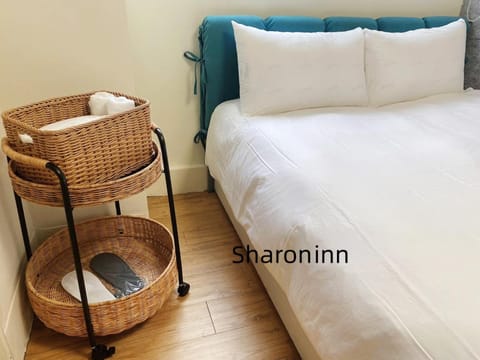 Bed, Photo of the whole room, Bedroom, Text overlay