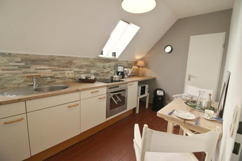 Coffee/tea facilities, Kitchen or kitchenette, Dining area