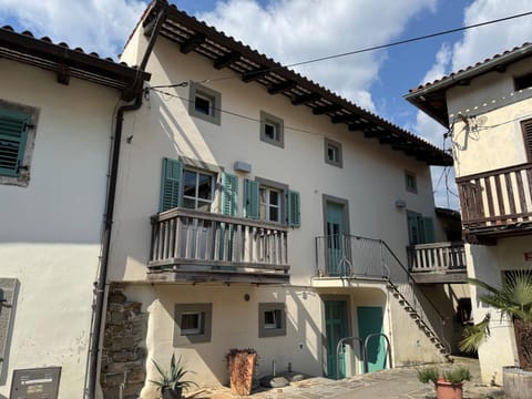 Property building, Day, Balcony/Terrace