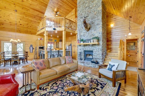 Spacious and Secluded Cabin 25 Mi to Bentonville! Cabin in Arkansas