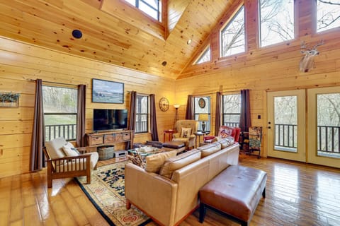 Spacious and Secluded Cabin 25 Mi to Bentonville! Cabin in Arkansas