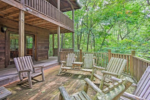 Spacious and Secluded Cabin 25 Mi to Bentonville! Cabin in Arkansas