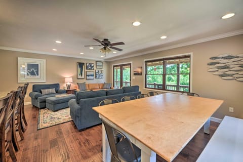 Lakefront Rest-Ashored Home with Private Dock! House in Lake Barkley