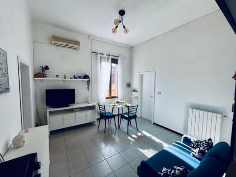 TV and multimedia, Living room, Seating area, Dining area, Evening entertainment, air conditioner