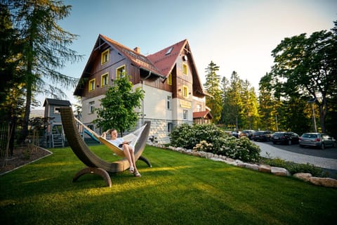 Property building, Spring, Day, Natural landscape, Summer, Garden, Floor plan, On site, Garden view, Area and facilities, Area and facilities, Parking