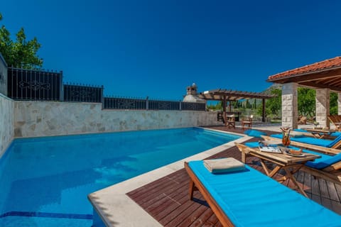 Pool view, Swimming pool, sunbed