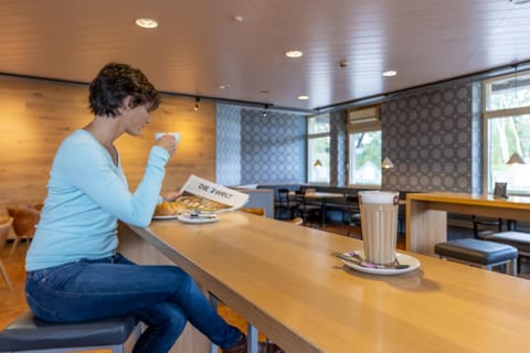 Restaurant/places to eat, Coffee/tea facilities, Breakfast