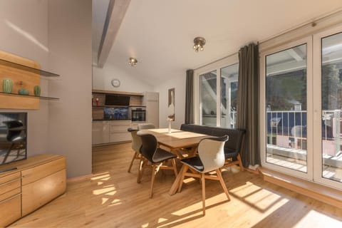 TV and multimedia, Kitchen or kitchenette, Seating area, Dining area