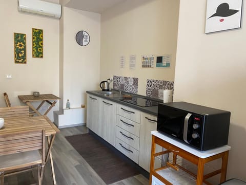 Kitchen or kitchenette, Communal kitchen, minibar, kitchen