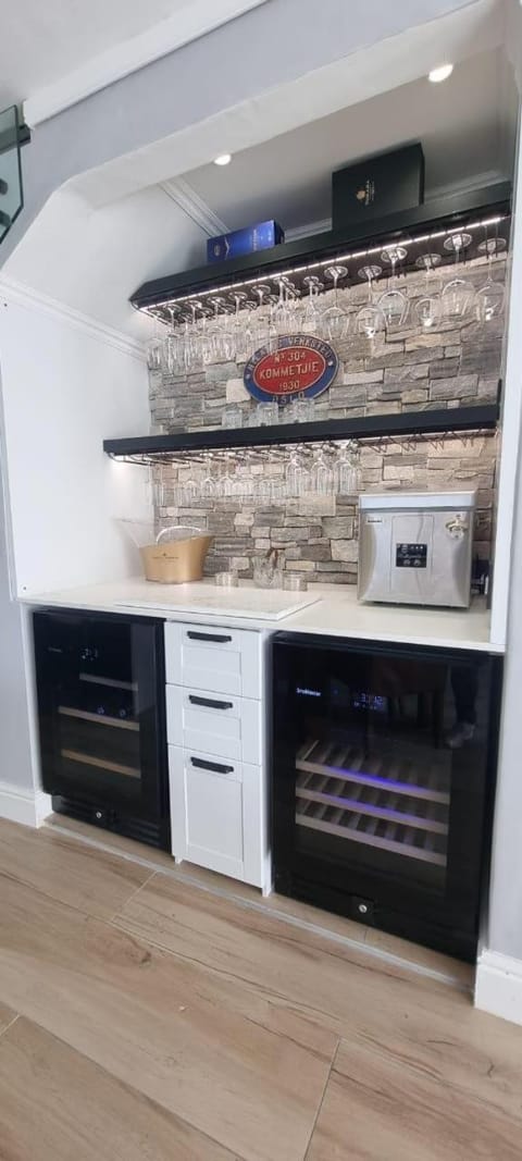 Modern Waterfront 2BR with stunning water views of canals Apartment in Knysna