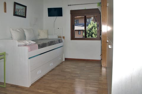 Bed, TV and multimedia, Bedroom