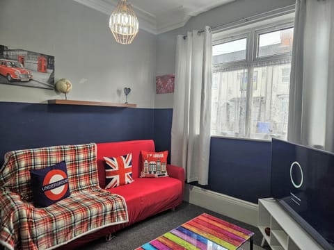 3 Bedroom Saks - 2 Living Area House in Newland Ave Hull House in Hull