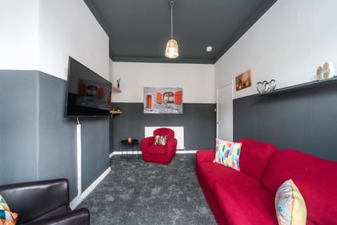 3 bedroom Shalom Sleeps 5 - Ideally Located in Hull- 2 Mins walk to Vibrant Newland Ave House in Hull