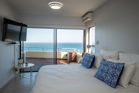 Bed, TV and multimedia, Photo of the whole room, Bedroom, Sea view