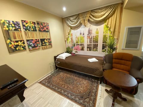 Bed, Living room, Photo of the whole room, Seating area, Bedroom