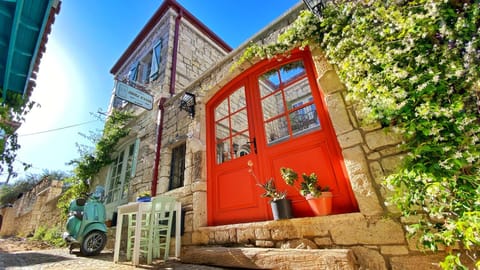 Property building, Restaurant/places to eat, Street view, Inner courtyard view