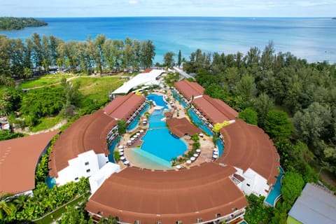Property building, Natural landscape, Bird's eye view, Beach, Pool view, Sea view, Swimming pool