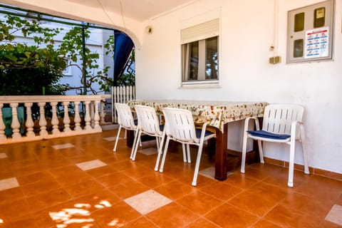 Property building, Patio, Facade/entrance, BBQ facilities
