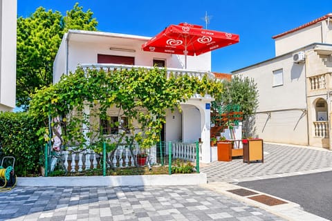 Property building, Patio, Facade/entrance, BBQ facilities